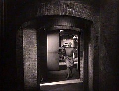 『顔のない眼』 1960　約52分：地下、ゆるい半円アーチの廊下