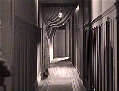 『顔のない眼』 1960　約53分：三階廊下