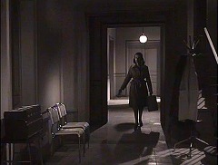 『顔のない眼』 1960　約1時間17分：病院、一階　手前左に受付