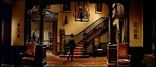 『アッシャー家の惨劇』 1960　約4分：階段広間、玄関側から