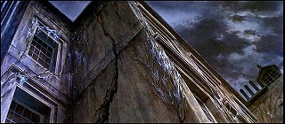 『アッシャー家の惨劇』 1960　約14分：壁の亀裂、下から