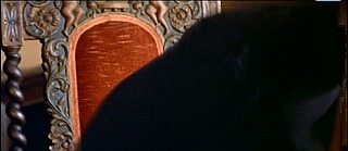 『アッシャー家の惨劇』 1960　約19分：居間　椅子の背もたれの左右が捻れ柱