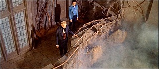 『アッシャー家の惨劇』 1960　約39分：バルコニー、上から