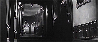 『回転』 1961　約1時間17分：二階廊下、奥に主階段　右に椀のせオベリスクを高く差しあげた柱