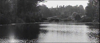 『回転』 1961　約1時間30分：池越しに館、外観