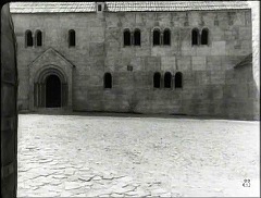『尼僧ヨアンナ』 1961　約21分：修道院、門から