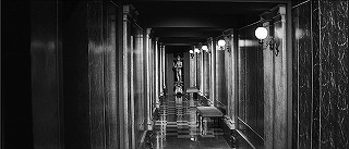『去年マリエンバートで』 1961　約26分：突きあたりに彫像のある幅の狭い廊下