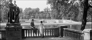『去年マリエンバートで』 1961　約28分：庭園に面したテラスと男女＋犬の彫像