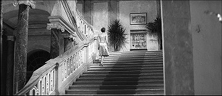 『去年マリエンバートで』 1961　約31分：階段、下から