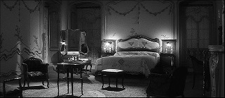 『去年マリエンバートで』 1961　約1時間5分：Aの部屋、夜