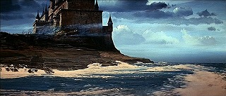 『恐怖の振子』 1961　約2分：城の外観、入江越しに少し近づいて