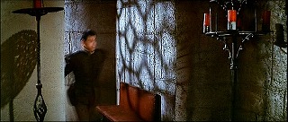 『恐怖の振子』 1961　約39分：廊下　奥の壁に装飾格子の影