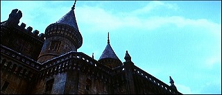 『恐怖の振子』 1961　約49分：城の外観、近接仰角＋雷
