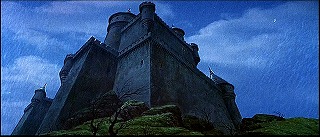 『恐怖の振子』 1961　約55分：城の外観、仰角＋雷