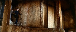『恐怖の振子』 1961　約1時間9分：地下第二層、拷問室への斜面＋角柱