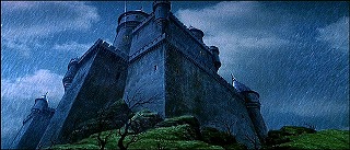 『恐怖の振子』 1961　約1時間15分：城の外観、仰角＋雷と雨