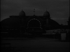『恐怖の足跡』 1962　約32分：夜の遊園地址