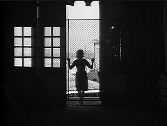 『恐怖の足跡』 1962　約48分：金網を張った出入口、シルエット化
