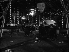 『恐怖の足跡』 1962　約54分：遊園地址の広い空間