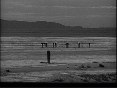 『恐怖の足跡』 1962　約1時間18分：湖、杭