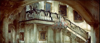 『怪異ミイラの恐怖／黒猫の怨霊／人妻を眠らす妖術』 1962　約3分：第1話　広間の階段、アーチ越しに