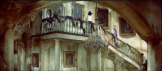 『怪異ミイラの恐怖／黒猫の怨霊／人妻を眠らす妖術』 1962　約6分：第1話　広間の階段、アーチ越しに＋二人の人物