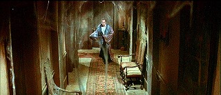 『怪異ミイラの恐怖／黒猫の怨霊／人妻を眠らす妖術』 1962　約21分：第1話　二階廊下、やや上から