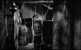『恐怖のロンドン塔』 1962　約50分：隠し扉の先、酒樽置き場