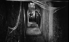 『恐怖のロンドン塔』 1962　約51分：狭い廊下、やや上から