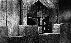 『恐怖のロンドン塔』 1962　約1時間2分：城壁上の歩廊の分岐点(?)