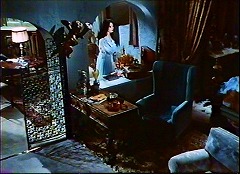 『ブラック・サバス　恐怖！三つの顔』 1963　約7分：第1話「電話」　半円アーチと飾り扉、上から