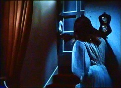 『ブラック・サバス　恐怖！三つの顔』 1963　約12分：第1話「電話」　玄関扉と階段