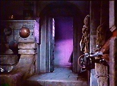 『ブラック・サバス　恐怖！三つの顔』 1963　約32分：第2話「ヴルダラーク」　広間の脇の階段