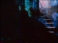『ブラック・サバス　恐怖！三つの顔』 1963　約56分：第2話「ヴルダラーク」　修道院址　階段