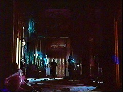 『ブラック・サバス　恐怖！三つの顔』 1963　約1時間11分：第3話「水滴」　屋敷の廊下、奥に玄関