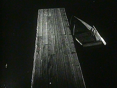 『ディメンシャ13』 1963　約0分：池か湖、桟橋と舟　上から