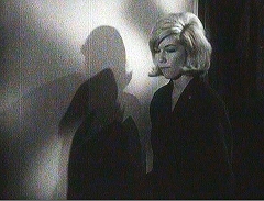 『ディメンシャ13』 1963　約32分：廊下の壁に落ちる錯綜した影