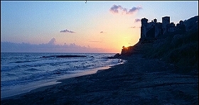 『白い肌に狂う鞭』 1963　約7分：朝の浜辺と城