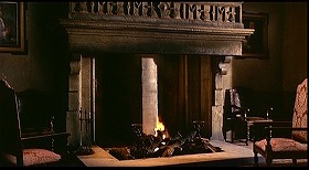 『白い肌に狂う鞭』 1963　約9分：伯爵の寝室、暖炉の隠し扉