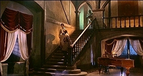 『白い肌に狂う鞭』 1963　約15分：広間、向かって左側の階段附近