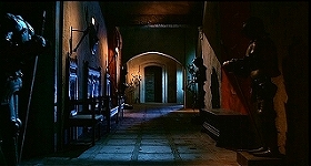 『白い肌に狂う鞭』 1963　約20分：クルトの部屋からネヴェンカの部屋の方を見る