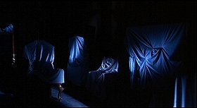 『白い肌に狂う鞭』 1963　約33分：クルトの部屋、白布をかぶせた家具