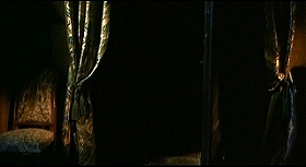 『白い肌に狂う鞭』 1963　約43分：ネヴェンカの部屋、真っ黒な扉口