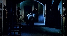 『白い肌に狂う鞭』 1963　約59分：二階廊下、駆けるネヴェンカ、右の壁の前に燭台(?)