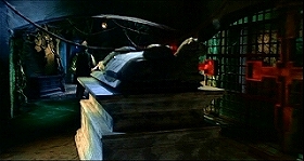 『白い肌に狂う鞭』 1963　約1時間6分：地下納骨堂、横臥像付き石棺の向こうへ