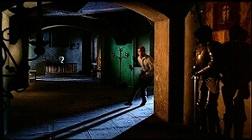 『白い肌に狂う鞭』 1963　約1時間15分：二階廊下、手前側