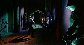 『白い肌に狂う鞭』 1963　約1時間16分：二階廊下、奥側