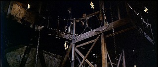 『怪談呪いの霊魂』 1963　約7分：櫓状階段、下から～『古城の亡霊』