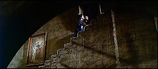 『怪談呪いの霊魂』 1963　約23分：二階への湾曲階段、下から　アーチ越しに