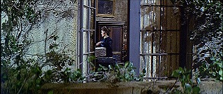 『怪談呪いの霊魂』 1963　約29分：バルコニーから二人の部屋の窓